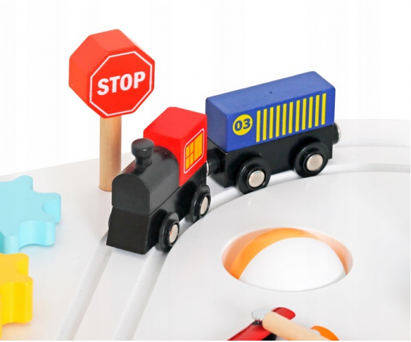 dreveny-interaktivni-stolek-s-autodrahou05-600x500